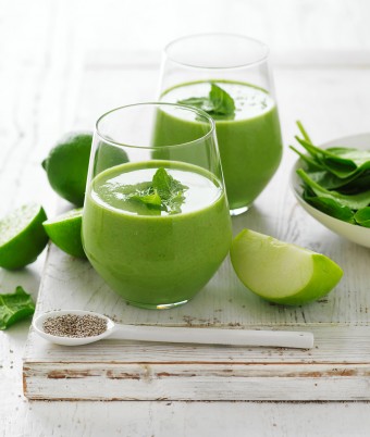Green Apple, Spinach and Mint Almond Milk Breakfast Smoothie