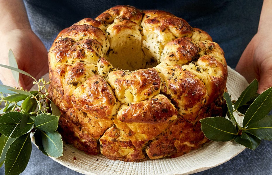 Garlic bread wreath