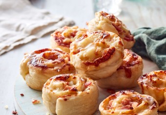 Easy Bacon and Cheese pizza scrolls recipe