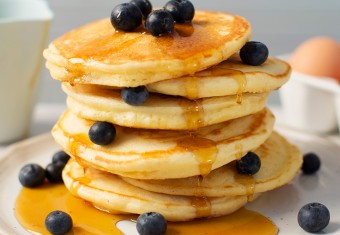 Easy pancake recipe for kids. Makes delicious and fluffy pancakes.