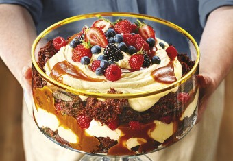 Caramel trifle with berries