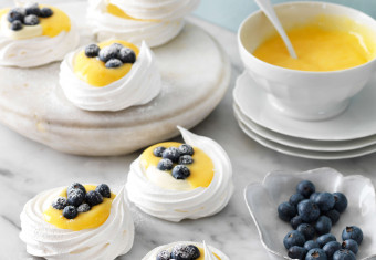 How to make crisp meringue nests with cream and curd