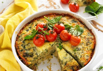 This Quinoa egg bake with spinach is a hearty vegetarian dinner recipe that is gluten free