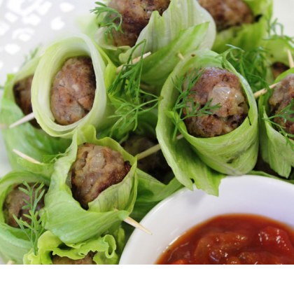 Spicy meatballs in lettuce with salsa