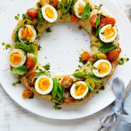 Herbed ricotta pastry wreath with pesto eggs
