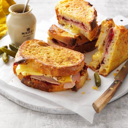 Ham, cranberry and camembert French toasts