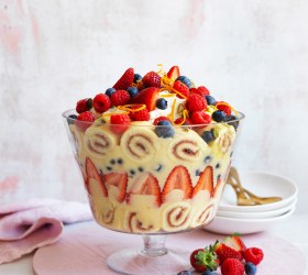 Easy Custard Berry Trifle