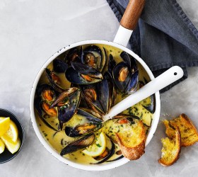 Easy As Aussie Mussels with a Creamy Garlic Sauce