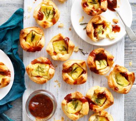 Baked Brie Puffs with Fruit Chutney