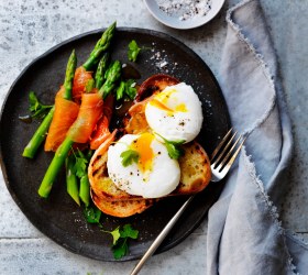 Poached Egg with Asparagus Dippers