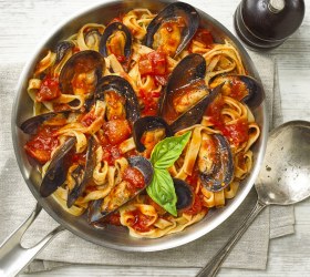 Mussel fettuccine with Napoli sauce