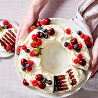 Choc Raspberry Ripple Wreath Cake