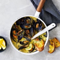 Easy As Aussie Mussels with a Creamy Garlic Sauce