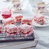 How to make pink jelly cakes