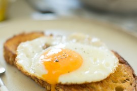 How to fry eggs