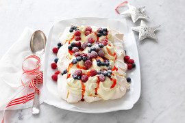 Learn how to make pavlova, learn what causes pavlova to collapse as well as different pavlova toppings and pavlova bases. You'll also find out if you can make pavlova the day before. 