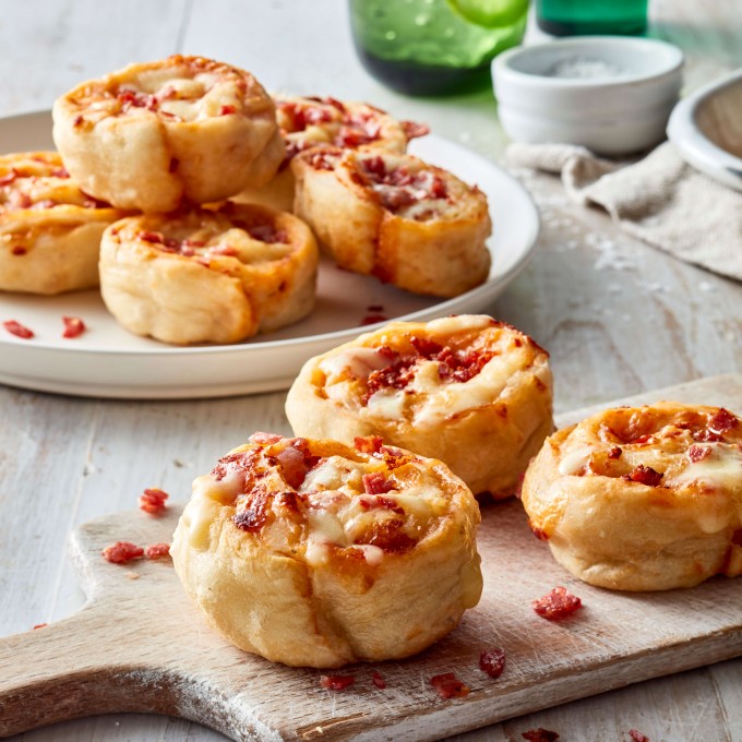 Pepperoni and cheese pizza scrolls recipe