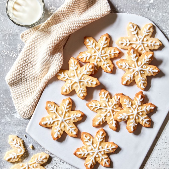 How to make snowflake biscuits for Christmas