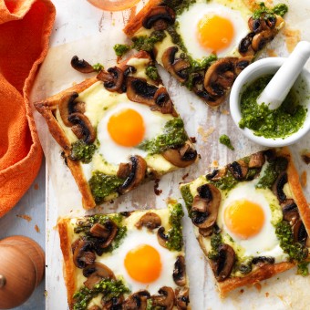 Breakfast tart with puff pastry and egg