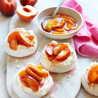 Mini pavlova recipe with peaches