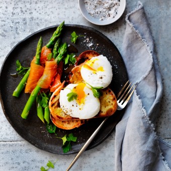 Smoked Salmon, asparagus and poached eggs recipe