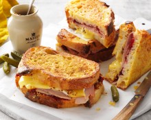 Ham, cranberry and camembert French toasts