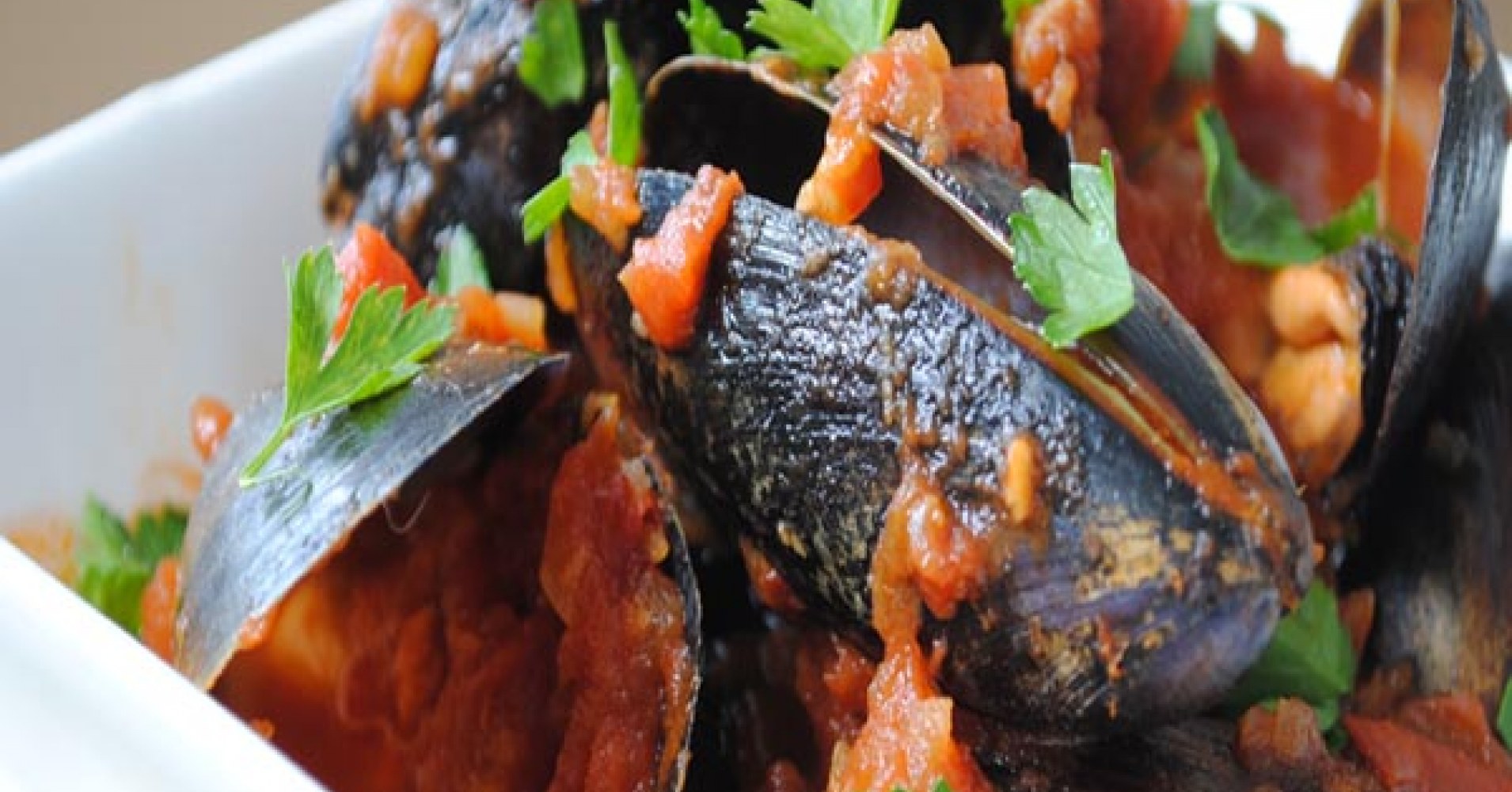 Mussels in a Spicy Tomato Sauce Recipe | myfoodbook
