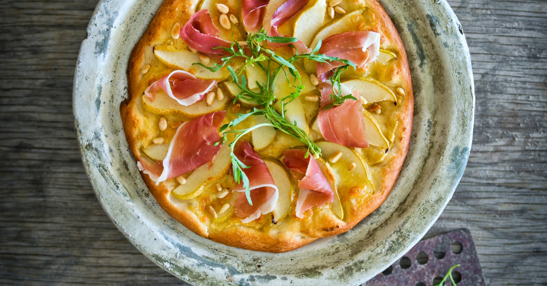 Pear and Prosciutto Pizza Recipe | myfoodbook