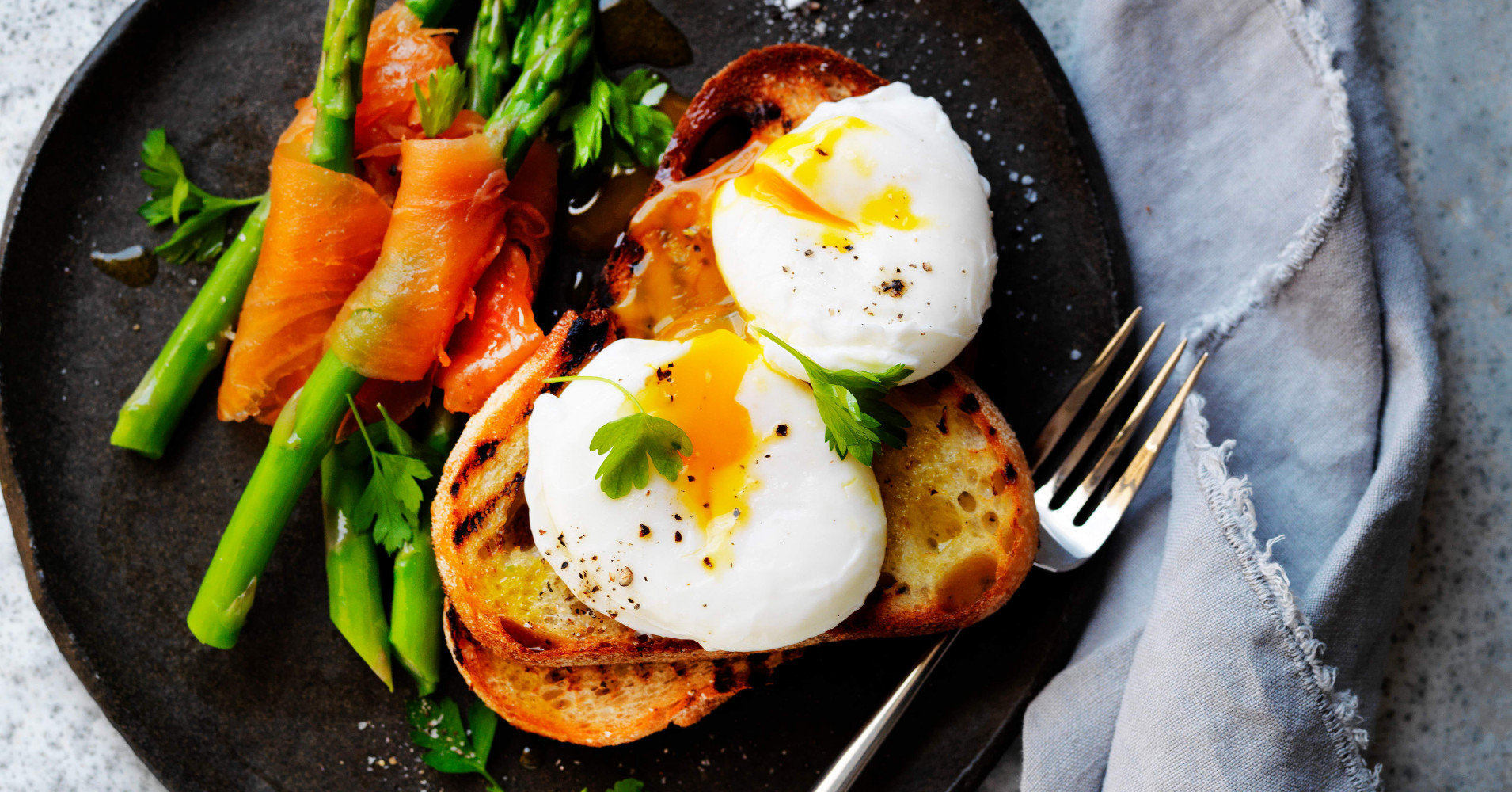 Smoked Salmon and Asparagus with poached Eggs Recipe | myfoodbook