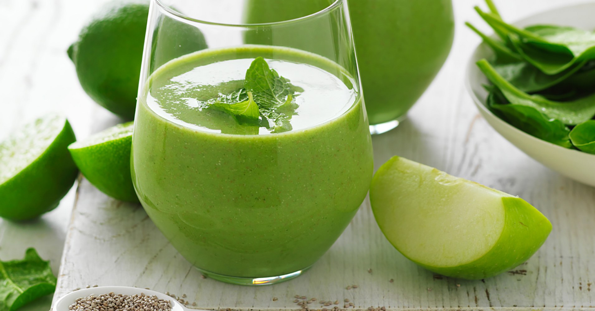 Green Apple, Spinach and Mint Smoothie Recipe | myfoodbook | Almond Milk Breakfast Smoothie