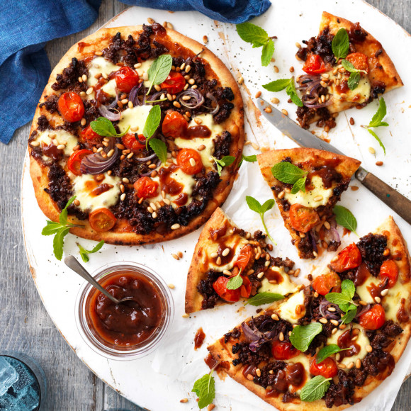 Lamb mince pizza recipe with chutney and cheese