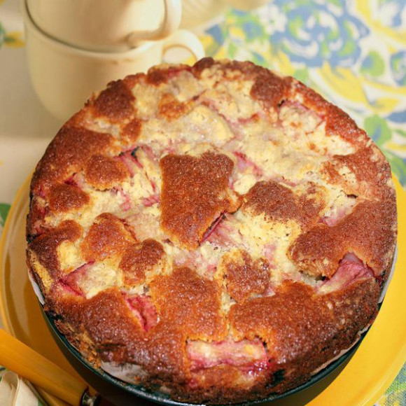 Rhubarb and crumble cake
