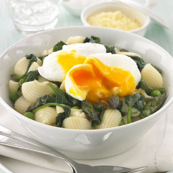 Poached egg and green vegetable pasta