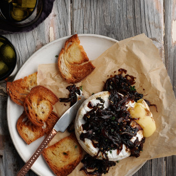 Easy baked brie recipe with onion jam and maple bacon