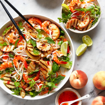 Grilled peach salad recipe with prawns and noodles