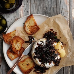 Easy baked brie recipe with onion jam and maple bacon