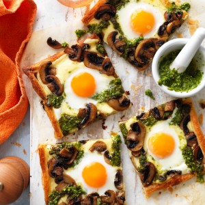 Breakfast tart with puff pastry and egg
