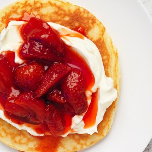 Easy pancake recipe for fluffy pancake with cream cheese and strawberry compote