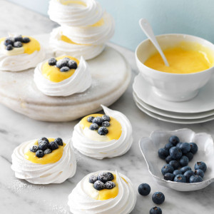 How to make crisp meringue nests with cream and curd