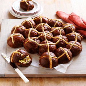 Easy homemade chocolate hot cross buns recipe