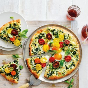Easy spinach, tomato & egg pizza florentine style! 